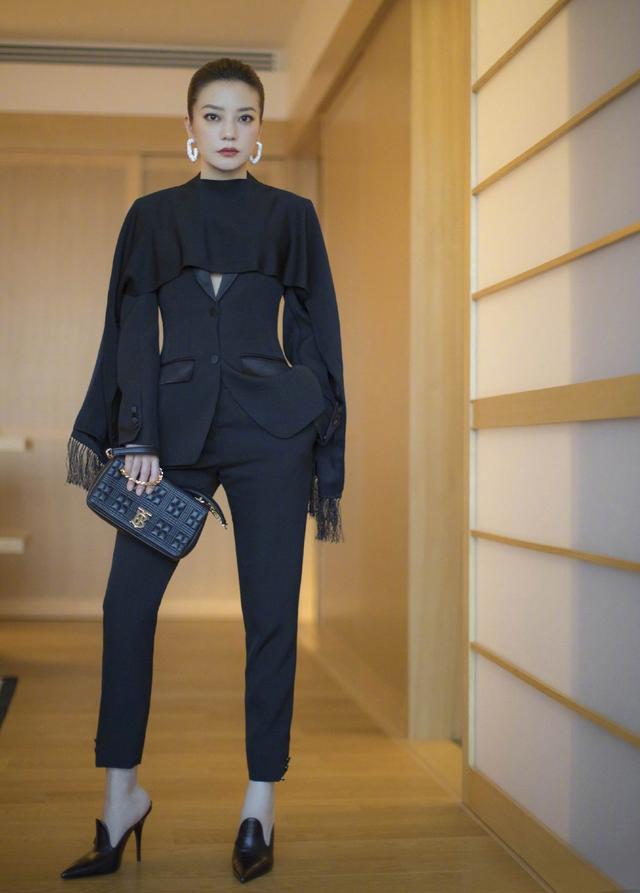 赵薇复古西装图,赵薇穿搭黑白西装