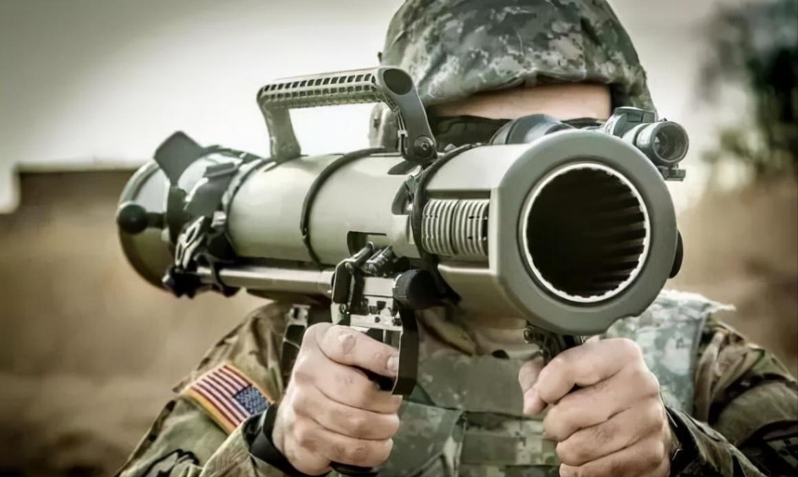 美国大兵最爱的瑞典火力，一人掀翻一辆坦克，一次性使用打完就扔