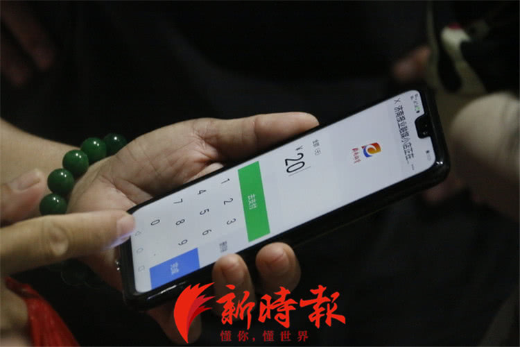 新时报3名美女记者体验夜市摆摊，挖到第一手“赚钱秘笈”