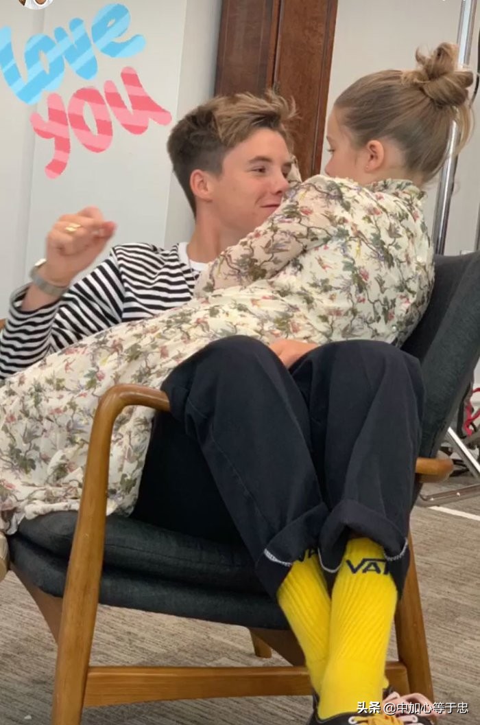 贝克汉姆夫妇巴黎时装周看秀,贝克汉姆高清时装秀