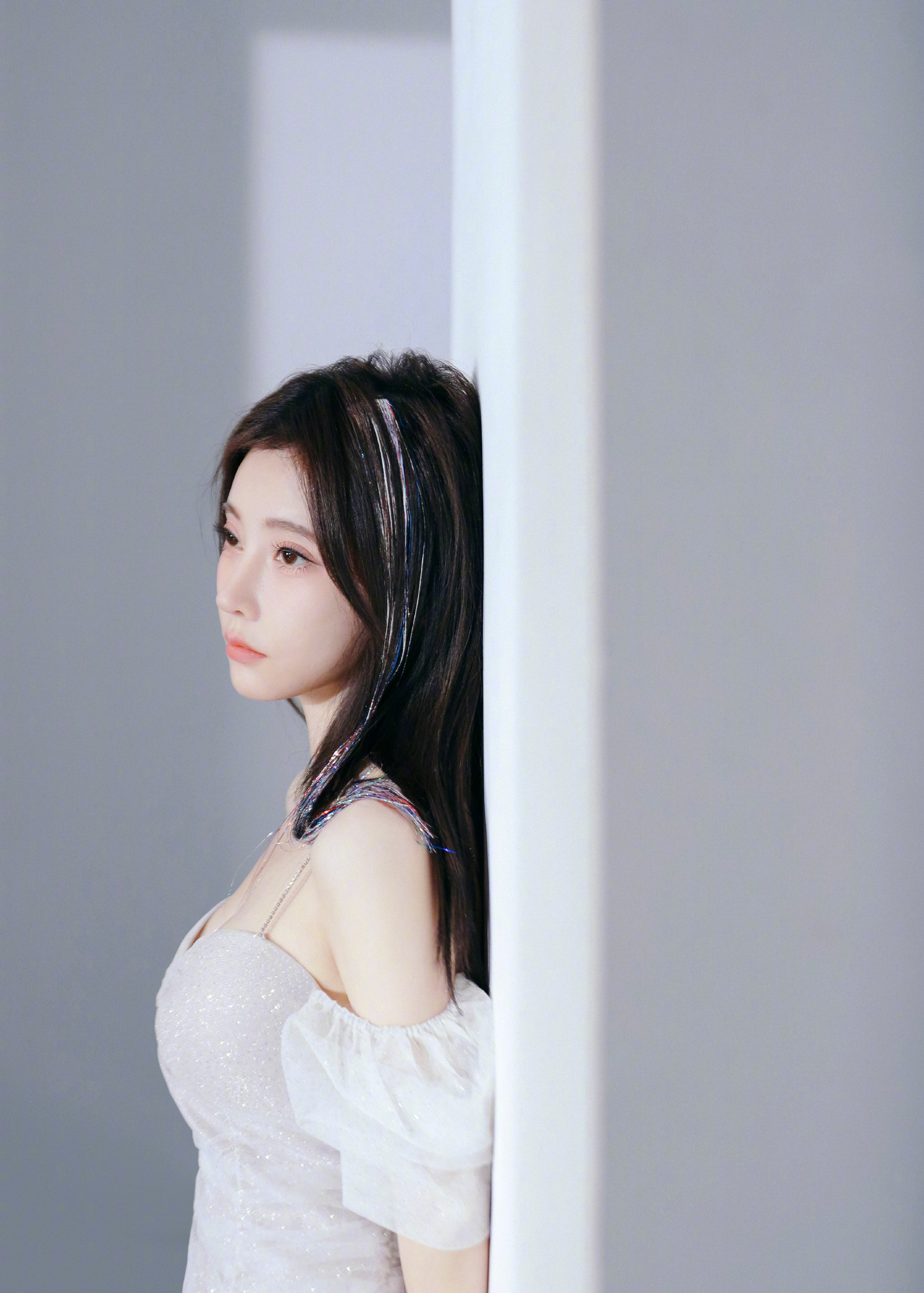 从广播体操到女团舞，冯提莫再次刷新认知，新MV《窥》好飒