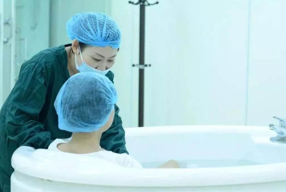 孕妇水中分娩能成功吗,第一胎水中分娩