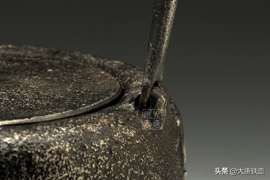 铁壶煮出来的茶发红是什么原因,铁壶煮茶发黑怎么办