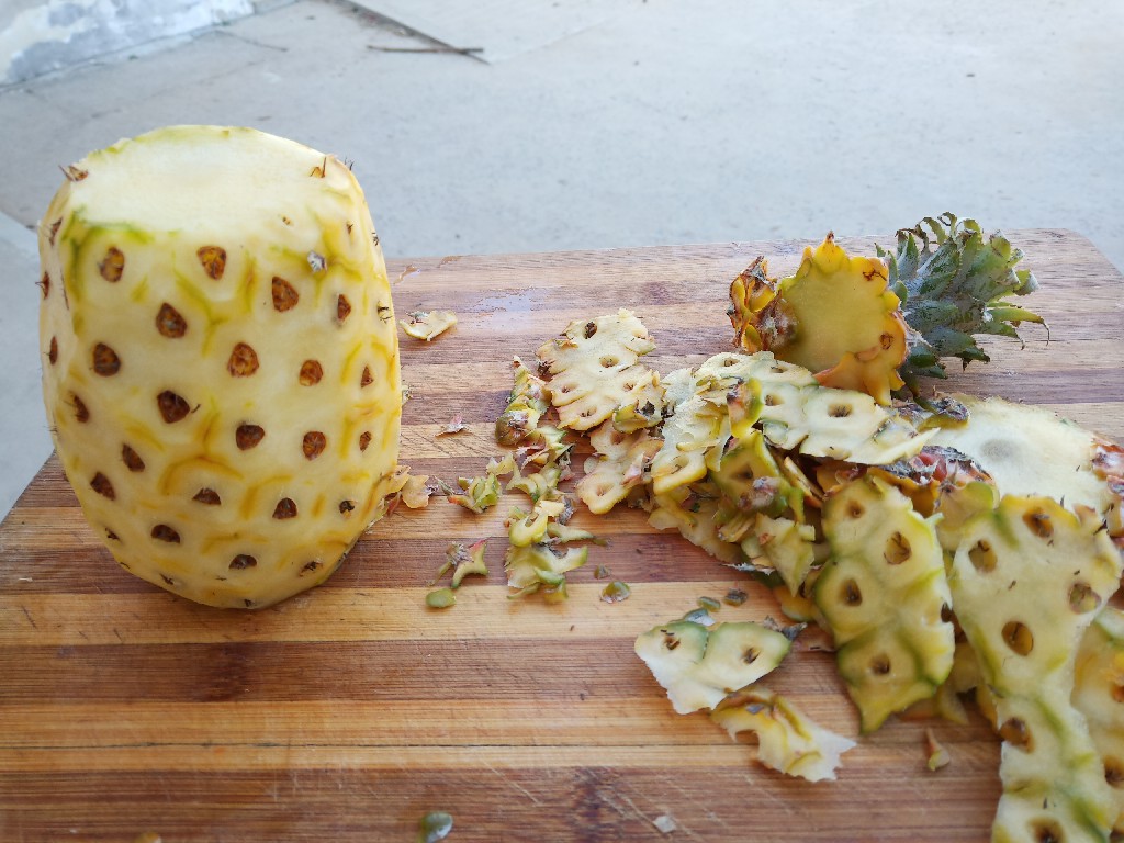 怎么去除菠萝的涩味,菠萝的正确吃法要用盐水泡吗