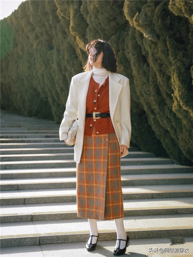 修身款小西装搭配什么裤子好看,短款小西装怎么搭配好看又时尚