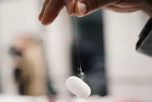 爱马仕丝巾贵的原因,爱马仕丝巾白标和黑标区别