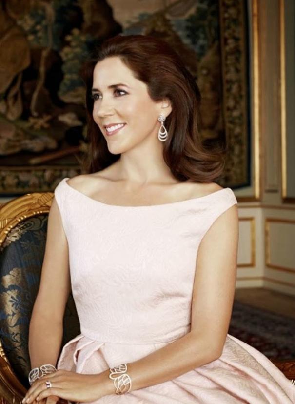 丹麦王储妃唐纳森穿衣图片,丹麦王储妃玛丽绿色西装