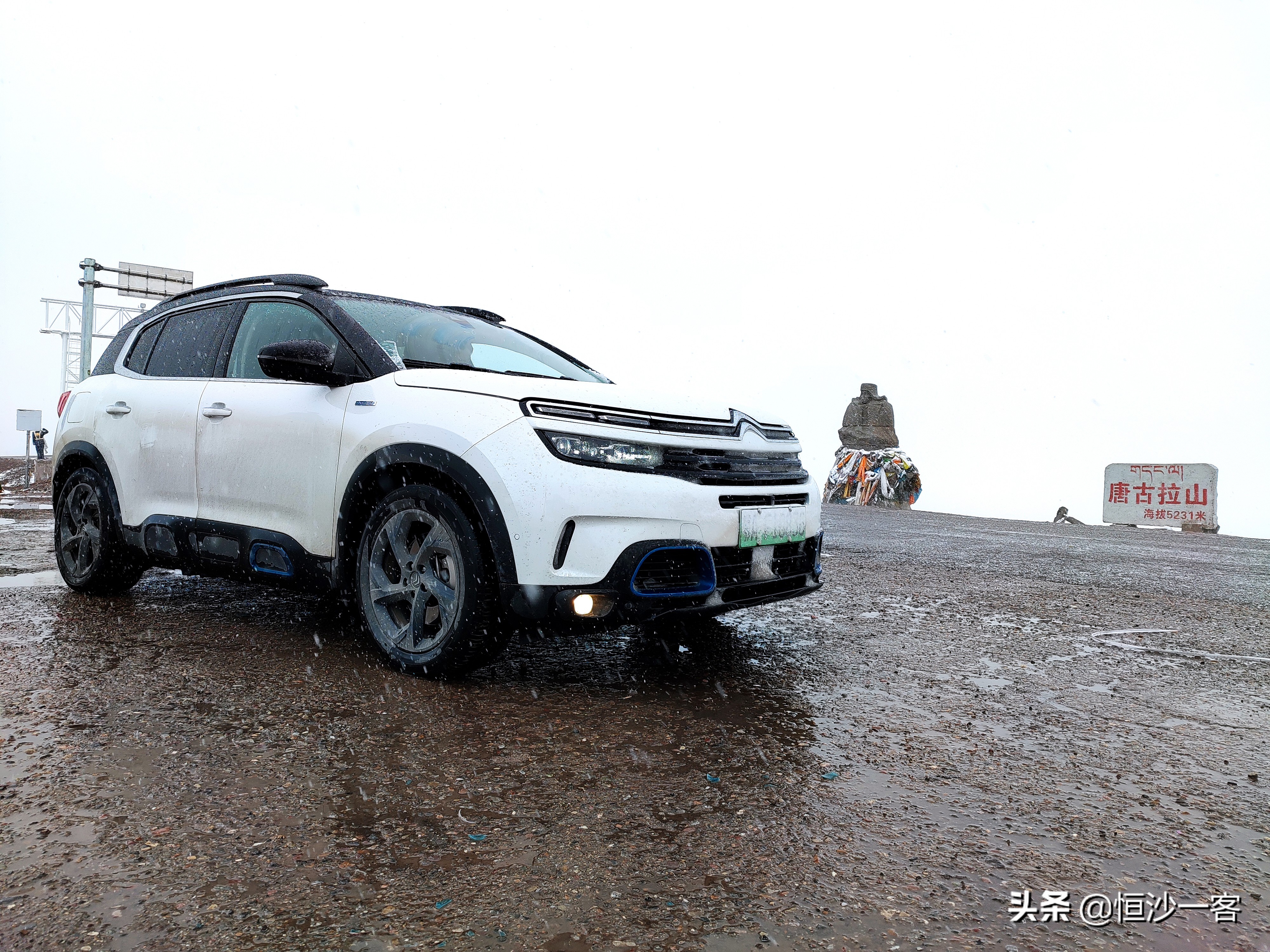 在唐古拉山口上,伸手把天抓,体验生命活力,进行精神探索