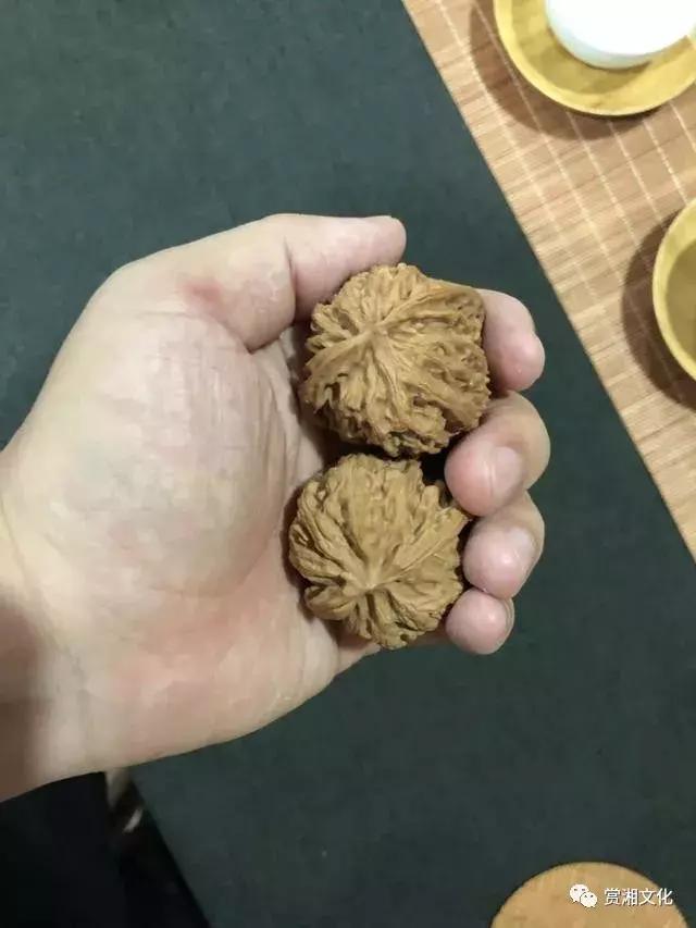 文玩珠串盘玩效果,文玩手串圆珠怎么加配饰