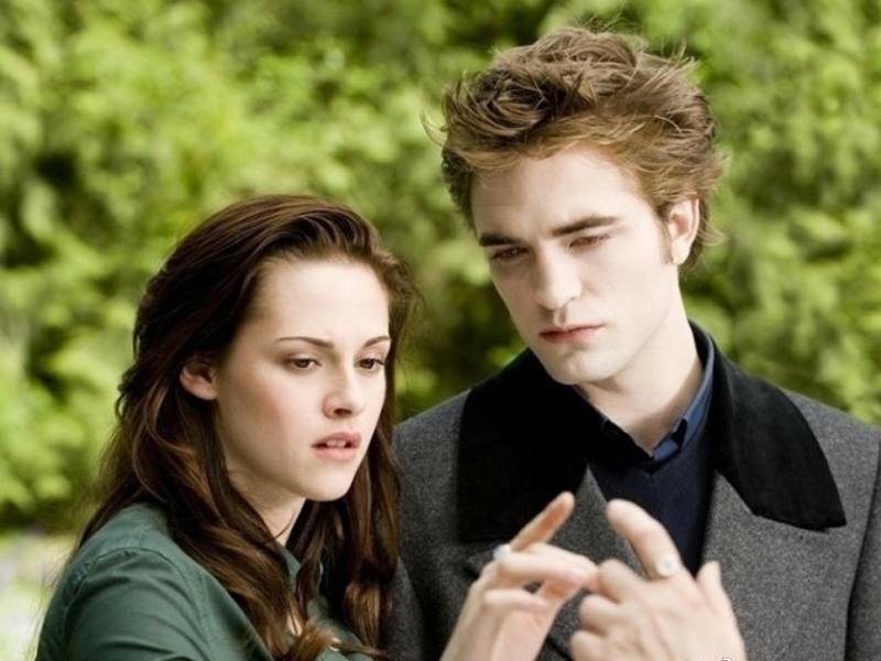 “暮光”女主又换发型！穿粉色露腰装戴蝴蝶结亮相，真有点不适应