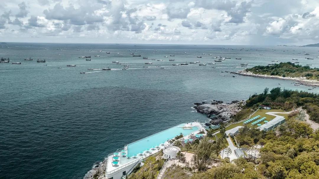 夏日清凉好去处泳池,夏日玩水胜地无边际泳池