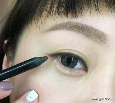 为什么眼妆画起来特别显黑,为什么眼妆上面容易卡