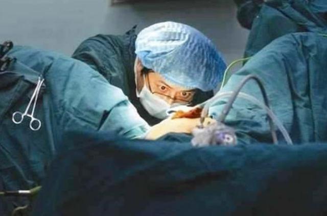 生娃结束,男医生突然把手伸进产道,得知原因后产妇感激不尽