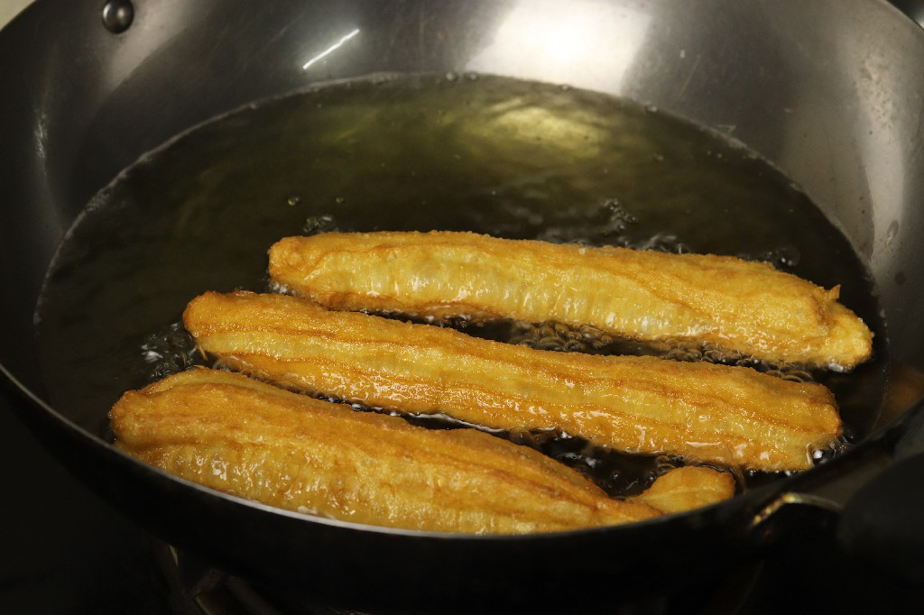 为什么炸出来的油条又硬又不酥,油条新方法不揉面不擀面蓬松柔软