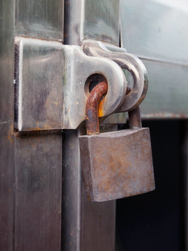 前路漫漫也要勇敢的往前走,前路漫漫只有一步一个脚印往前走