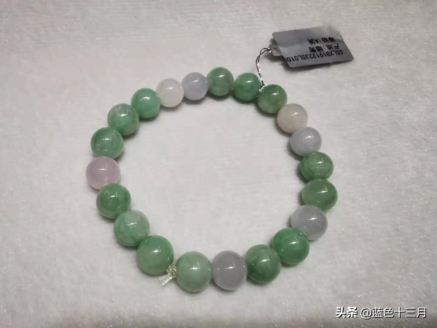 一万块预算买翡翠还是和田玉手镯,20元一个的翡翠玉手镯