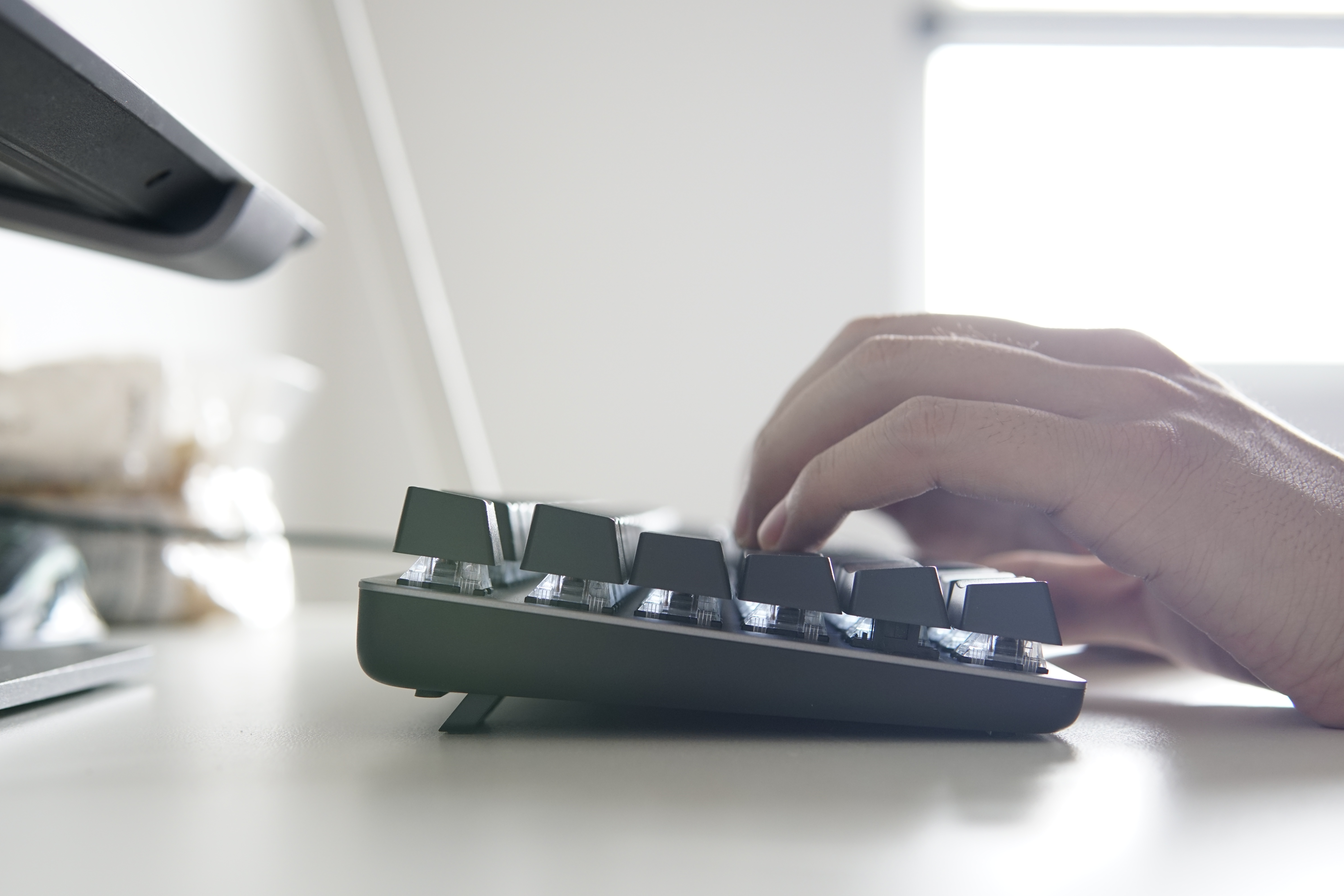 罗技k845ttc和cherry红轴哪个好,罗技k845键盘打游戏测评