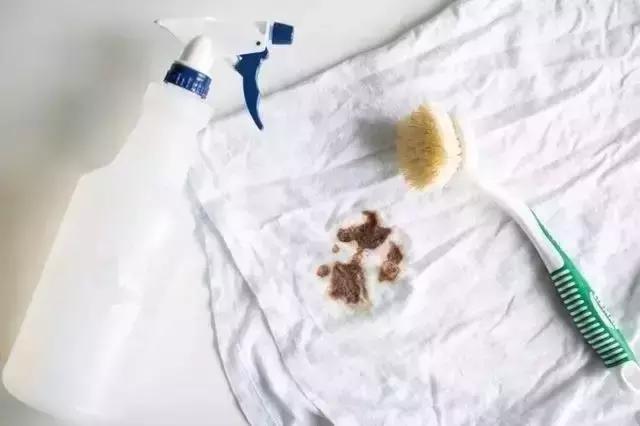 白衣服不小心染上了污渍怎么办,白衣服弄脏了怎么洗才能洗干净