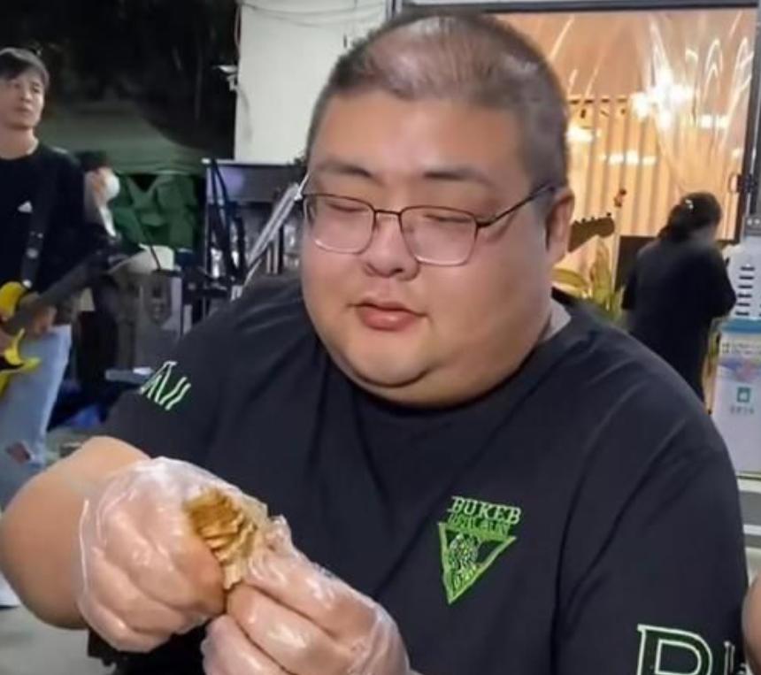 吃播泡泡龙意外去世，29岁体重320斤，生前脸上黑斑是早有预兆？