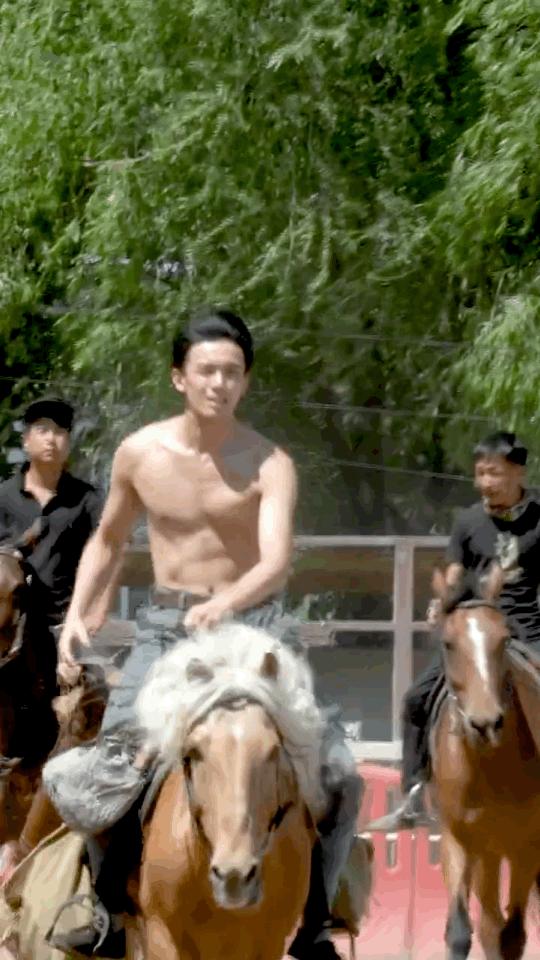 荷尔蒙爆棚的男明星的肌肉,痞帅行走的荷尔蒙男明星