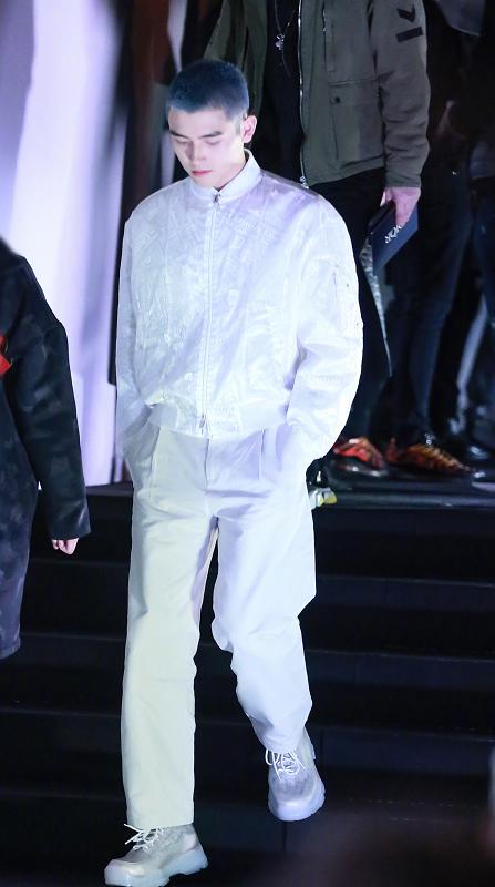 陈飞宇银发西装造型,陈飞宇黑西装金头发