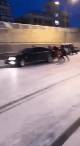 道路结冰堵塞，一帮小可爱出手了！