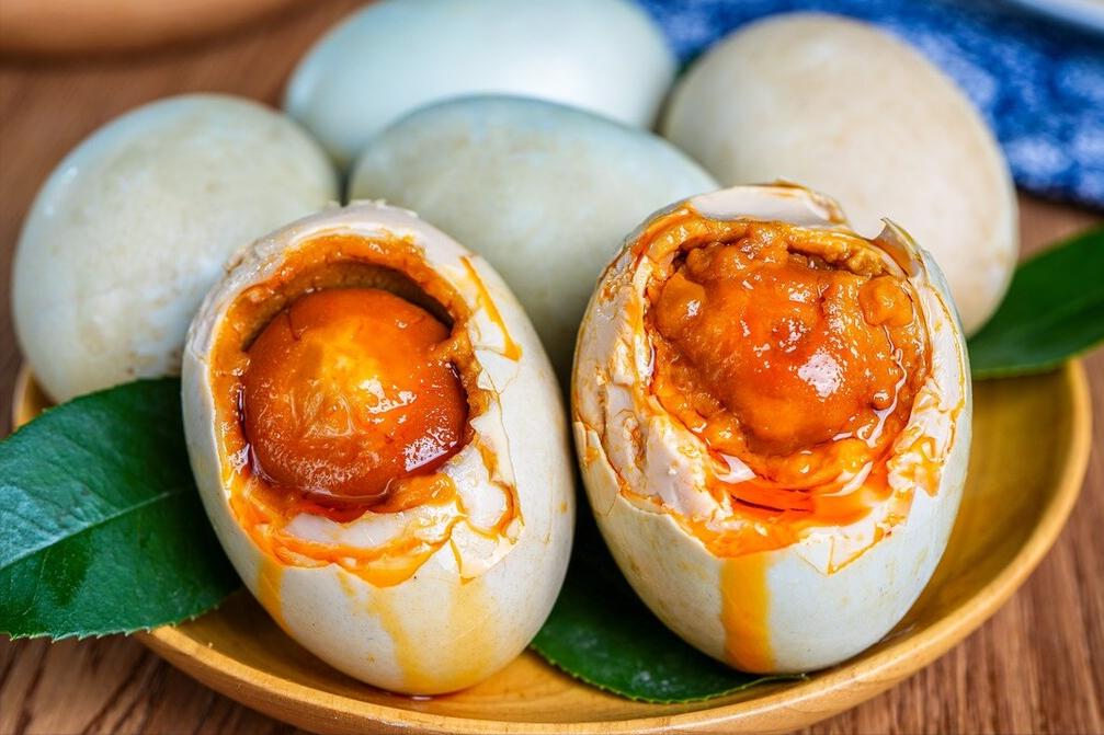 腌咸鸭蛋不要太咸还流油的做法,腌咸鸭蛋不用白酒的方法
