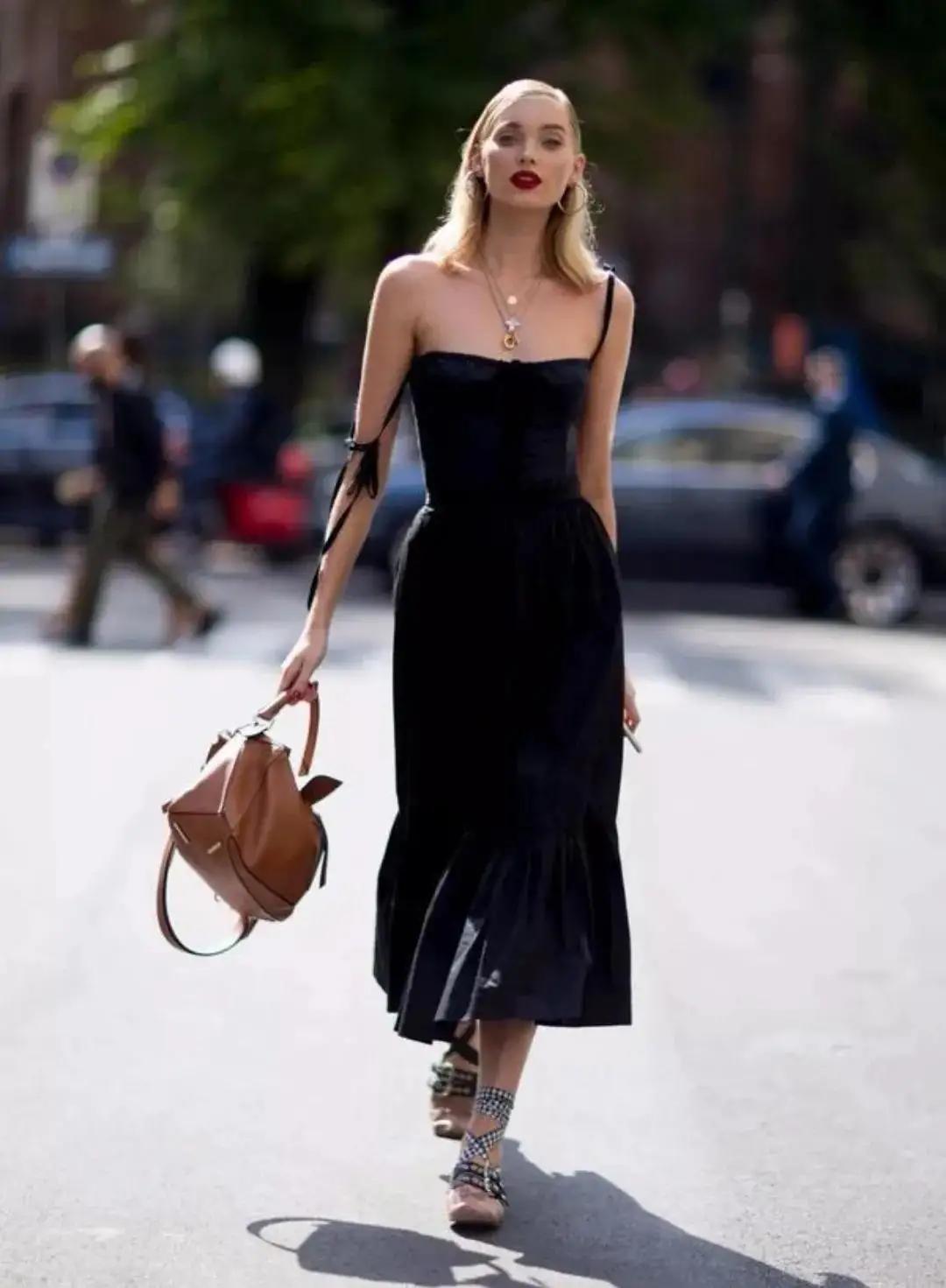 宋慧乔穿格子短裙显知性美,宋慧乔黑色连衣裙领奖