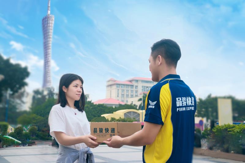 传递你的美好生活，品骏快递员风雨无阻