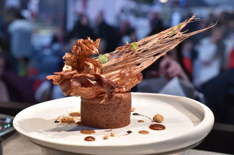 美女来吃巧克力,100个美女吃巧克力蛋糕