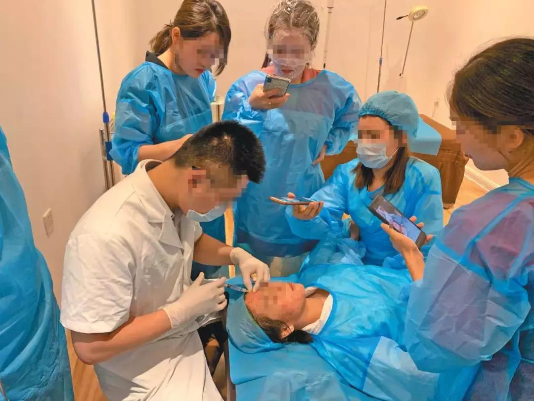 男记者*底卧**微整形速成班：学员互相注射抽血学习一周速成，“哪个（药）便宜用哪个”