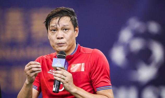 董路中国足球基本功,董路带领足球小将走进赛场