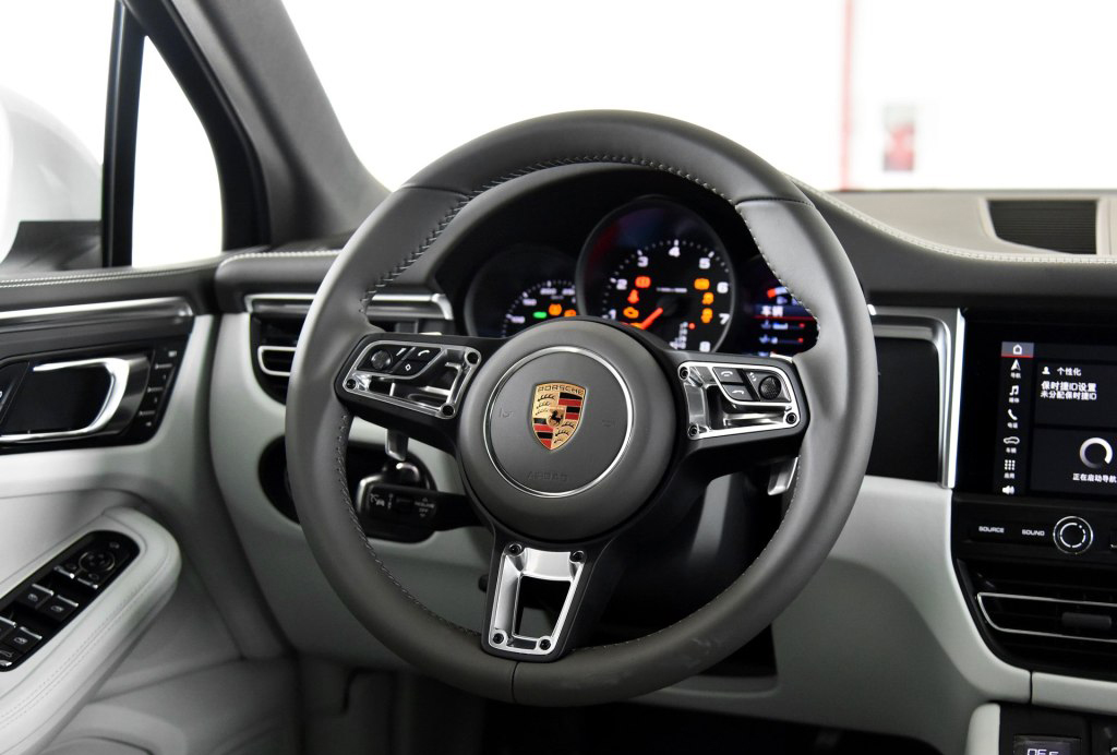 保时捷新款30万左右内饰方向盘,保时捷车的方向盘有几种