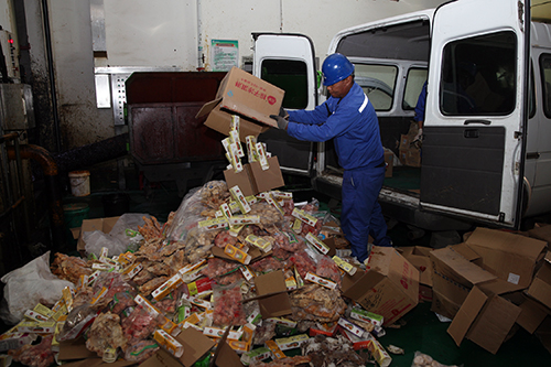 雷霆行动丨食药安全社会共治格局凸显企业自律主动自查积极响应包头市市场监管局“绿色”销毁超期冷冻食品