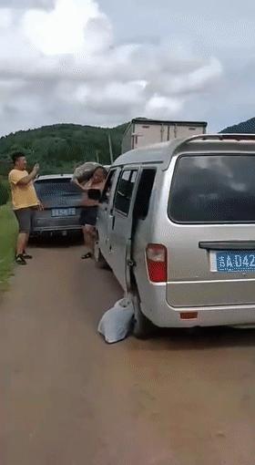 一男子钓鱼被一大妈买下放生,沈阳男子在棋盘山水库钓到大鱼