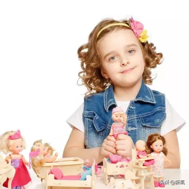 关晓彤黑色芭比造型,关晓彤专属芭比娃娃