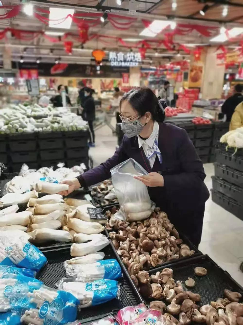 疫情无情人有情爱心蔬菜送一线,疫情无情人有情超市平价回馈顾客