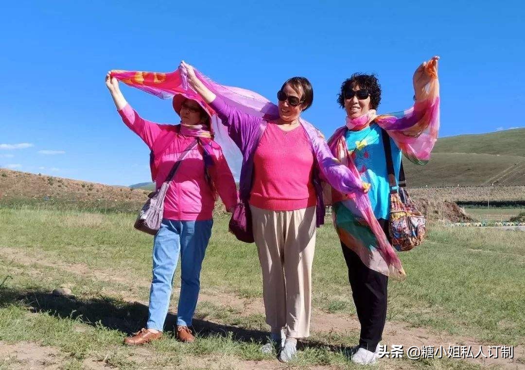 为啥阿姨们喜欢戴丝巾,阿姨们照相戴7条丝巾