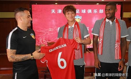 他是拥有千万级年薪的国足运动员，娶得爱运动的校花娇妻身材傲人