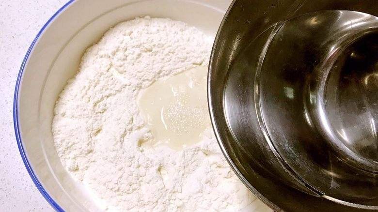 温水和面可以做红糖芝麻饼,红糖面粉芝麻牛奶怎么做饼好吃