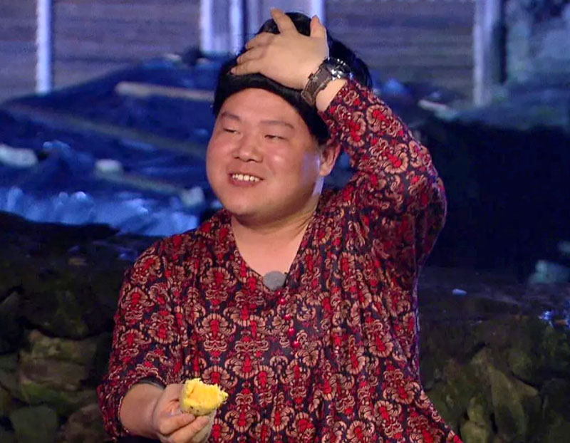 岳云鹏穿雨衣完整版,岳云鹏接孩子穿雨衣