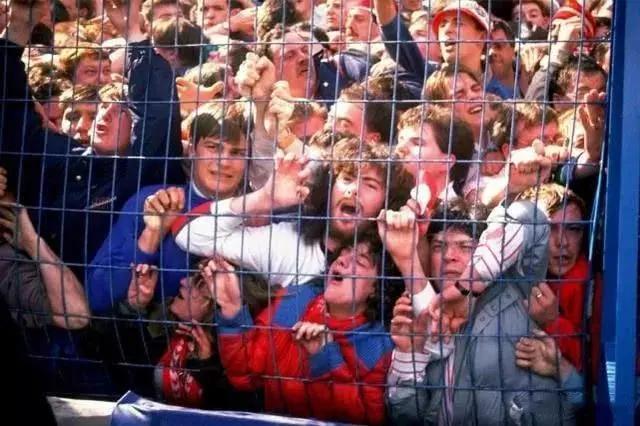 足球惨烈受伤瞬间,足球赛场踢死人事件