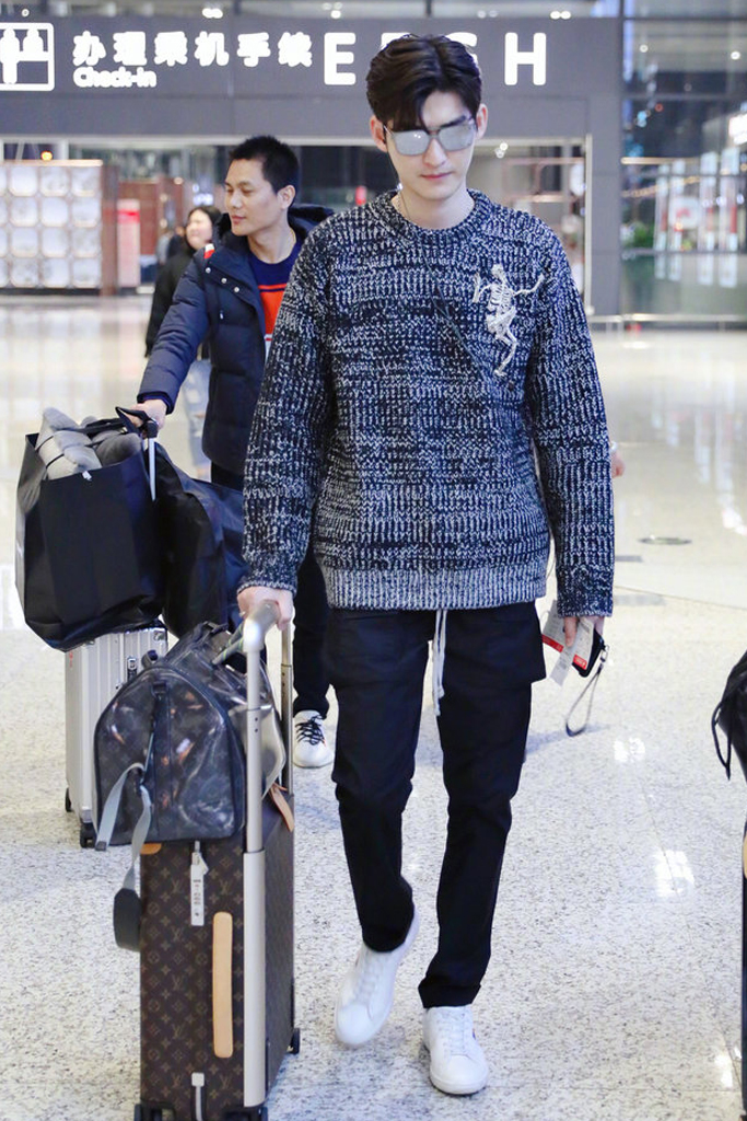 张翰秋装夹克外套全身照片,张翰一身黑衣超有型男气质