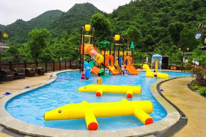 韶关的世外桃源，泡巴厘岛温泉，观小黄果树瀑布，享山景无边泳池