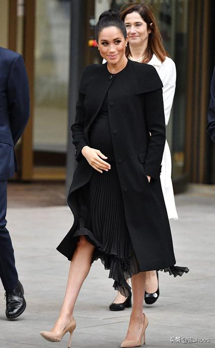 梅根穿的什么牌子高跟鞋,梅根王妃尖头红底高跟鞋图片