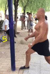 街头健身有些人不懂健身就瞎练,农村大爷习武健身一身肌肉