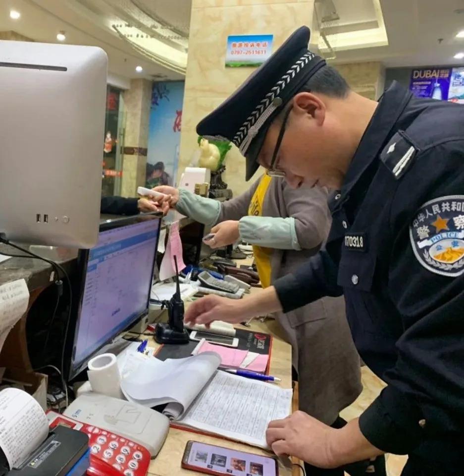 按摩店内“有乾坤”、摩的司机“兼职”介绍卖淫,查禁*赌黄**,瑞金公安在行动!