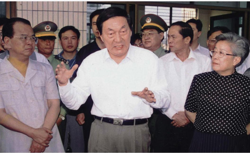 九江长江大堤决口，*镕基朱**与当地领导握手板着脸，讲话时偷偷擦泪