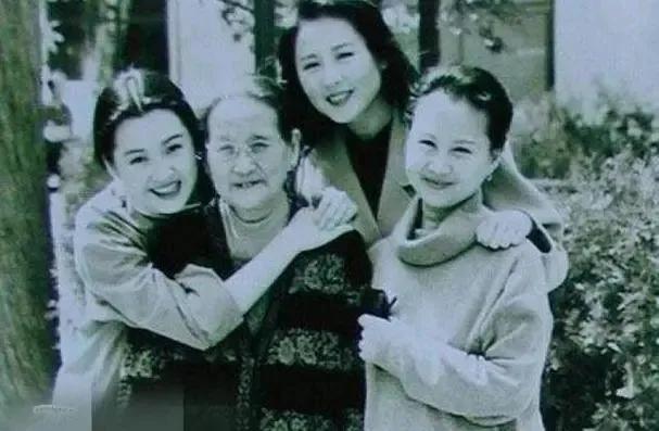 “京圈公主”猎男记：从不跟穷人恋爱，52岁为何至今未婚？