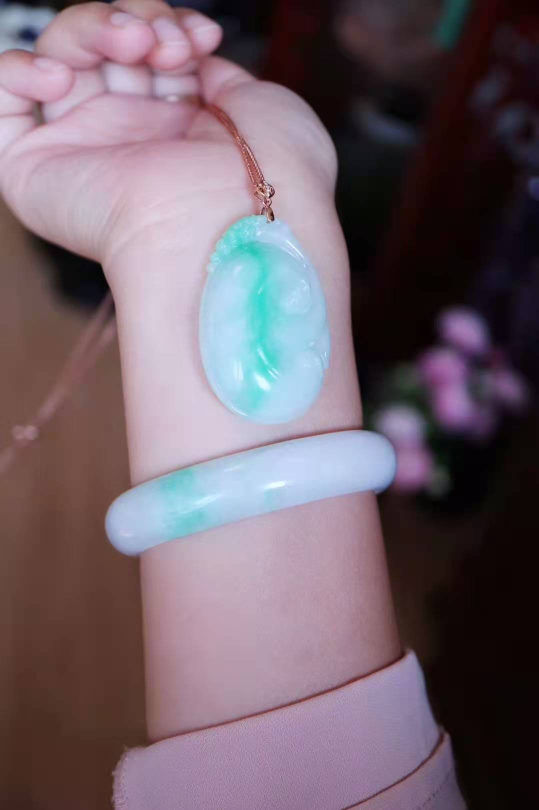 白底青手镯适合多大年纪戴,碧玉手镯适合多大年纪戴